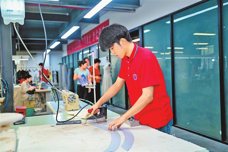 河南省技工院校秋招火爆 读技校的人为何越来越多了